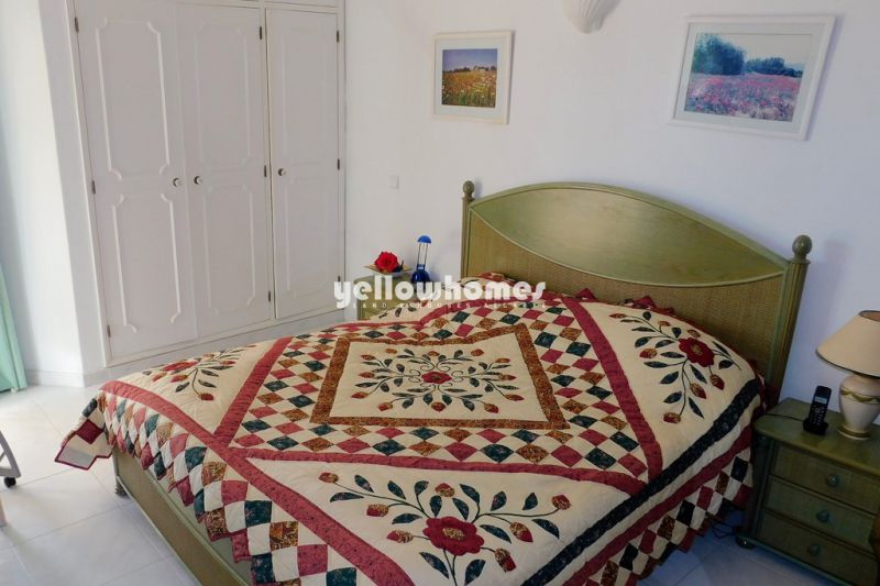 Espaçosa moradia V2 com piscina numa urbanização tranquila perto de Portimão